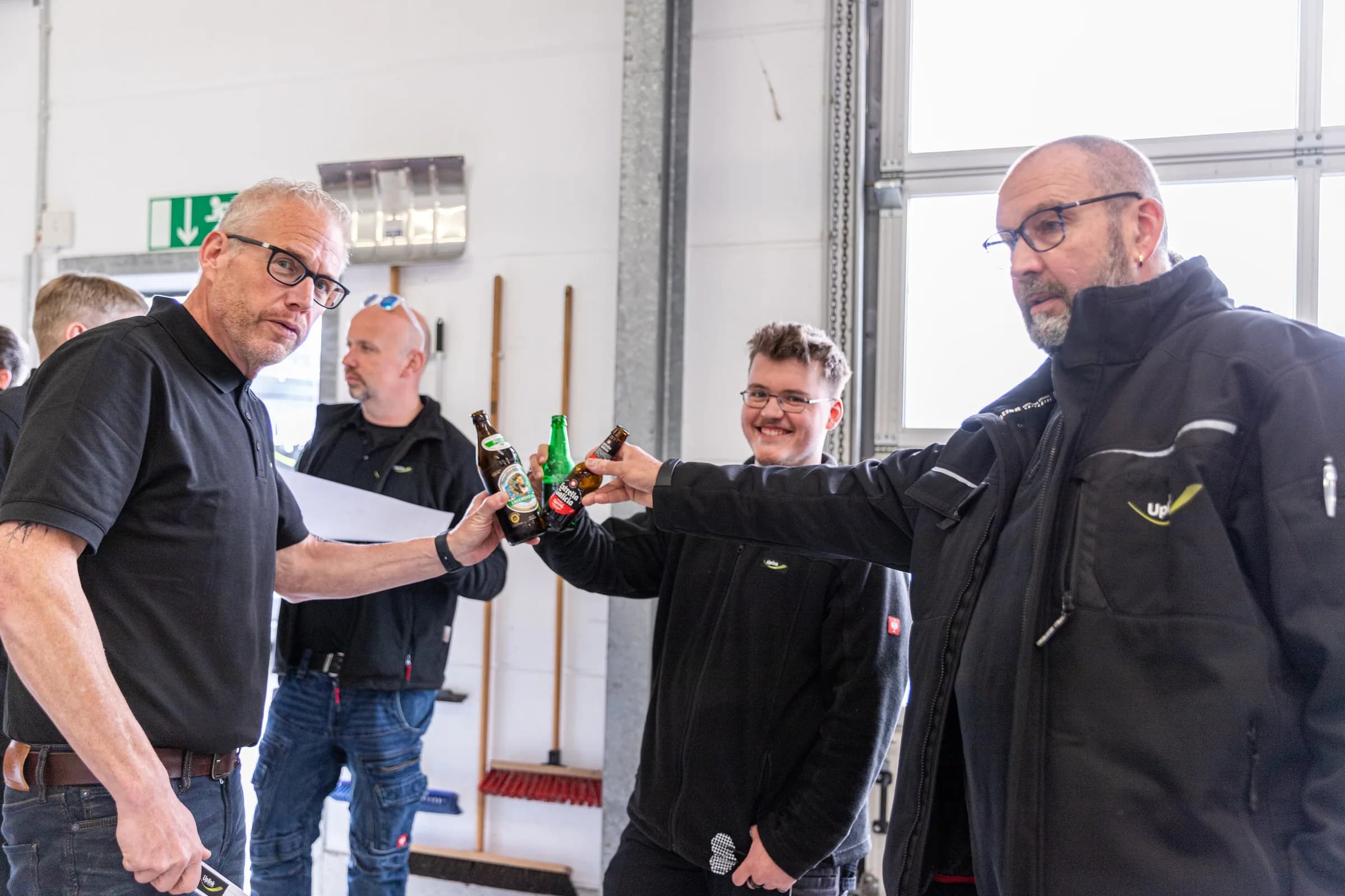 Uplink-Team im Gespräch in der Werkstatt