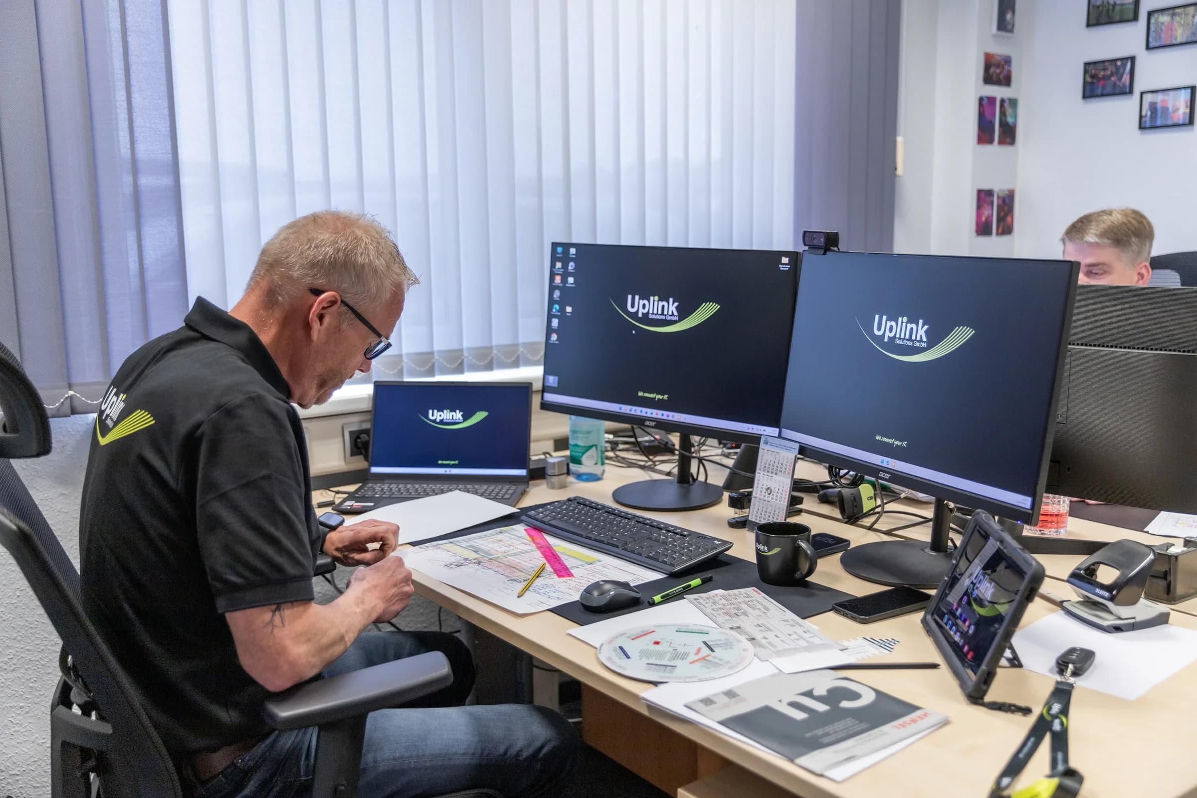 Projektplanung im Uplink-Büro an zwei Monitoren
