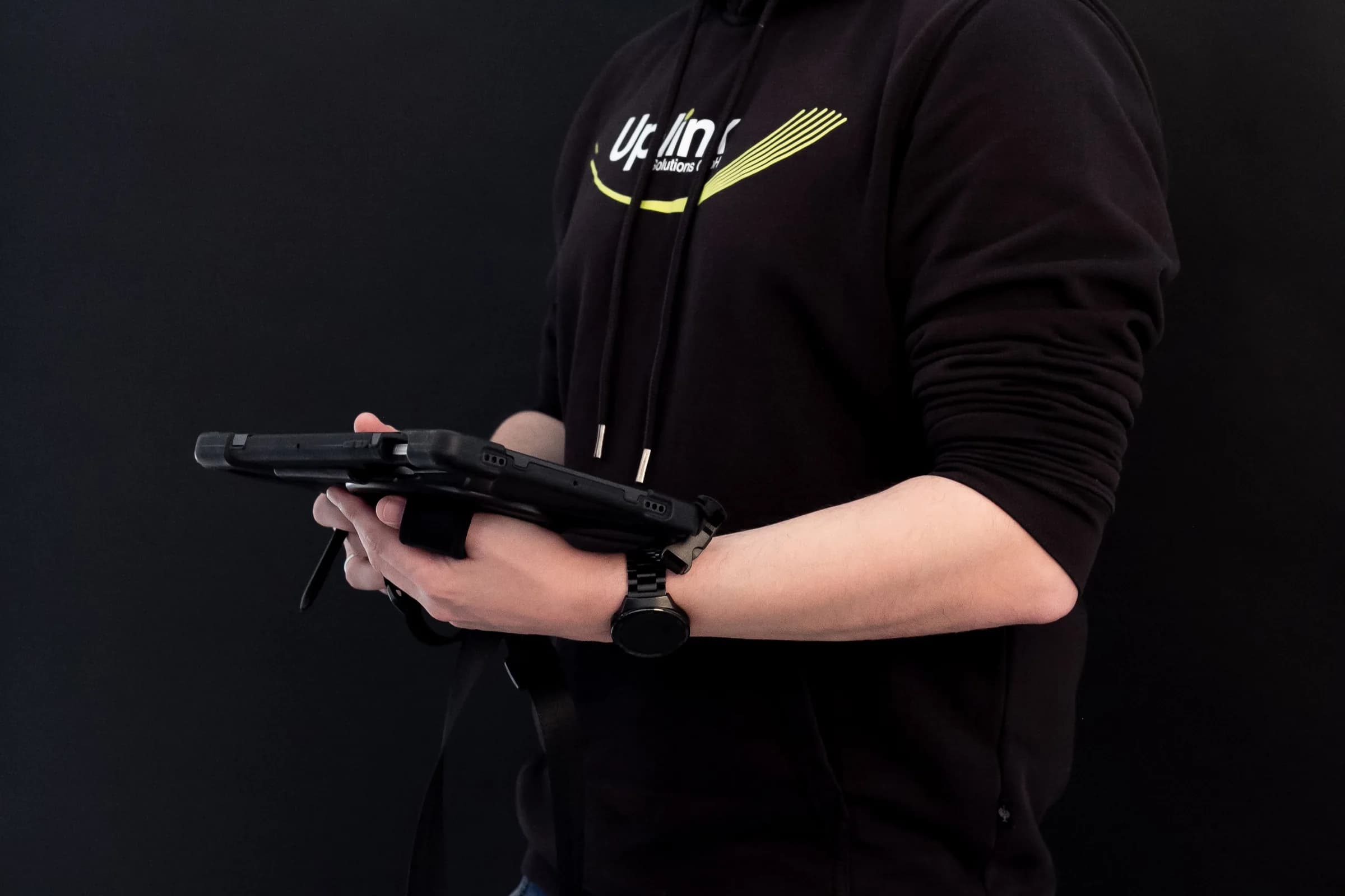 Techniker im Uplink-Hoodie mit robustem Tablet