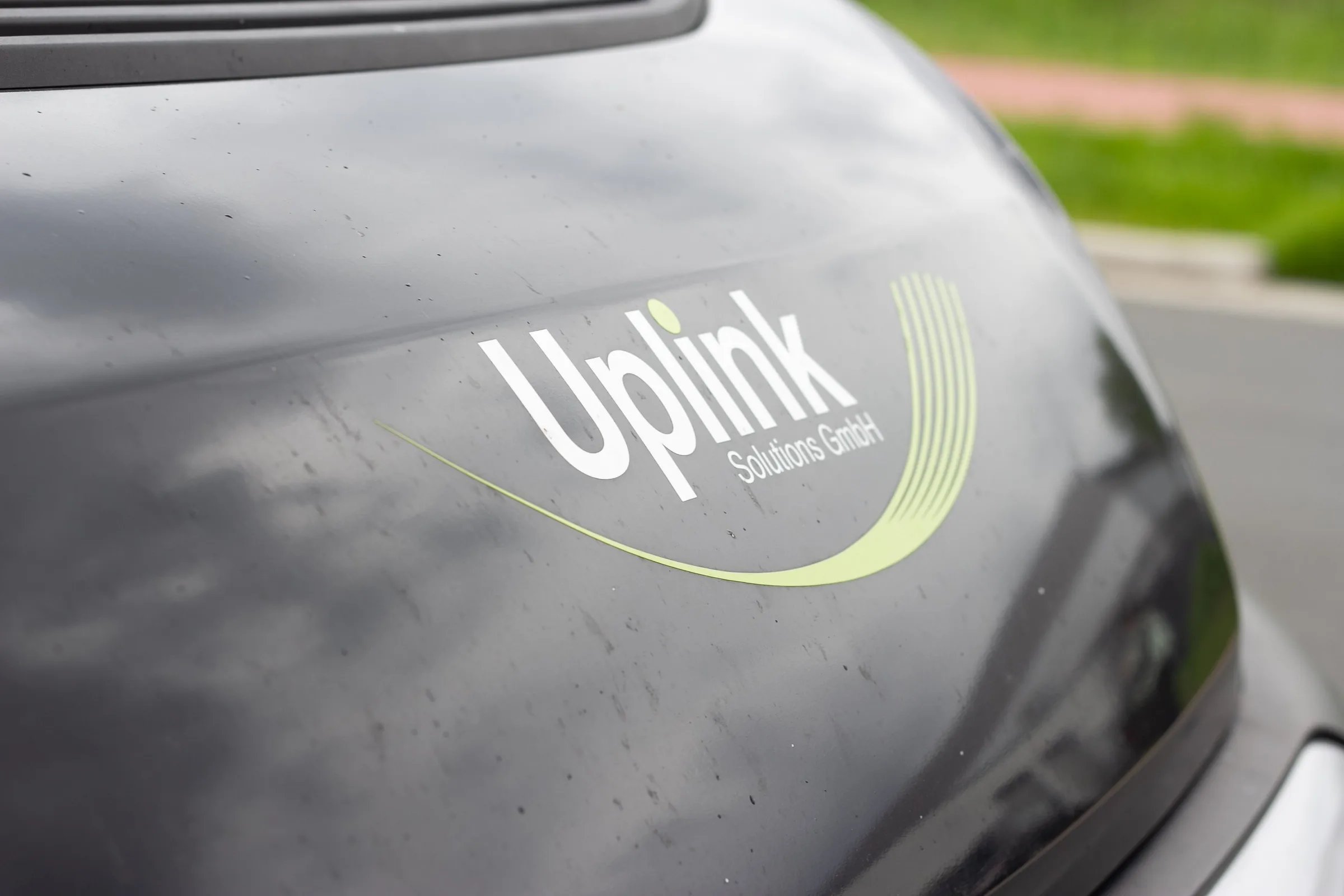 Uplink-Logo auf der Motorhaube eines Firmenfahrzeugs