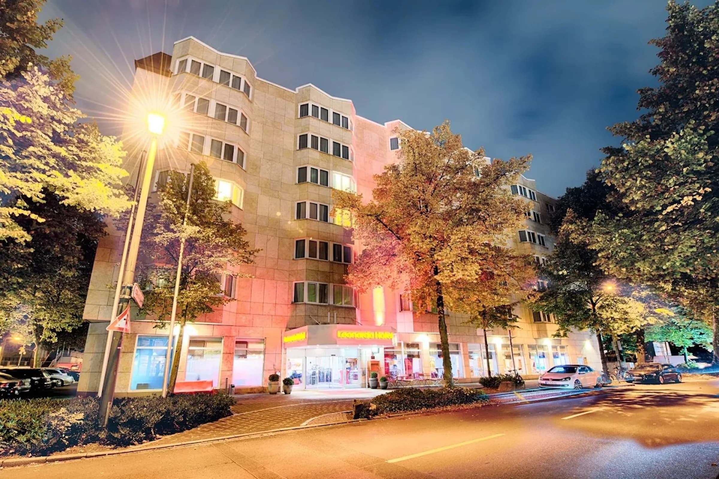 Hotelgebäude in Düsseldorf bei Nacht