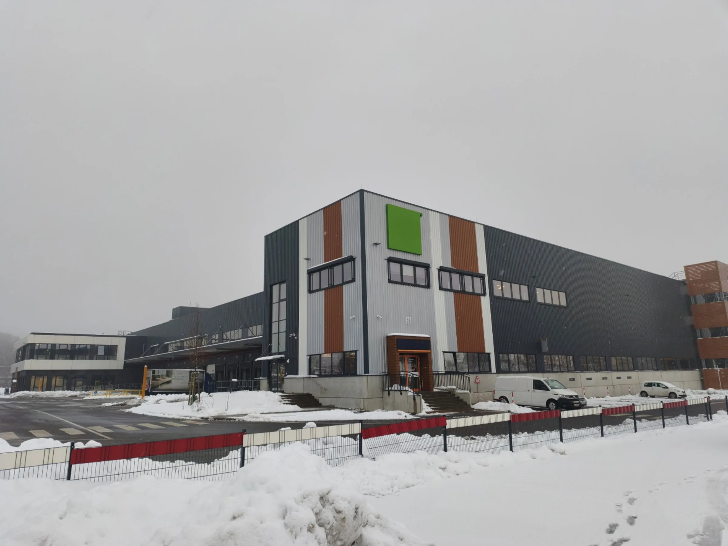 Gebäude eines Großhändlers in Seevetal im Winter