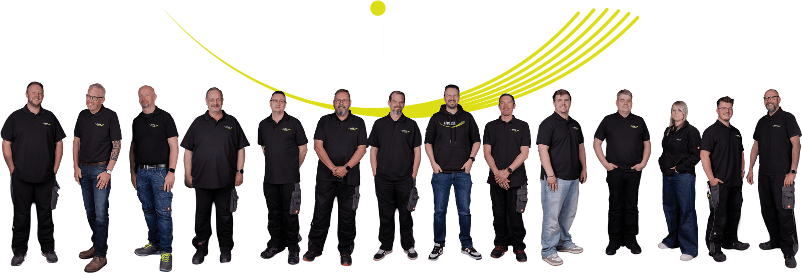 Das Team der Uplink Solutions GmbH nebeneinander unter dem Firmenlogo